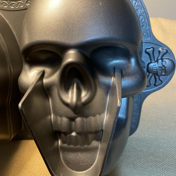 Wilton 10-Cup 3D Skull Cake Pan, Cast Aluminum, Jello Mold Skeleton Head - Picture 8 of 9